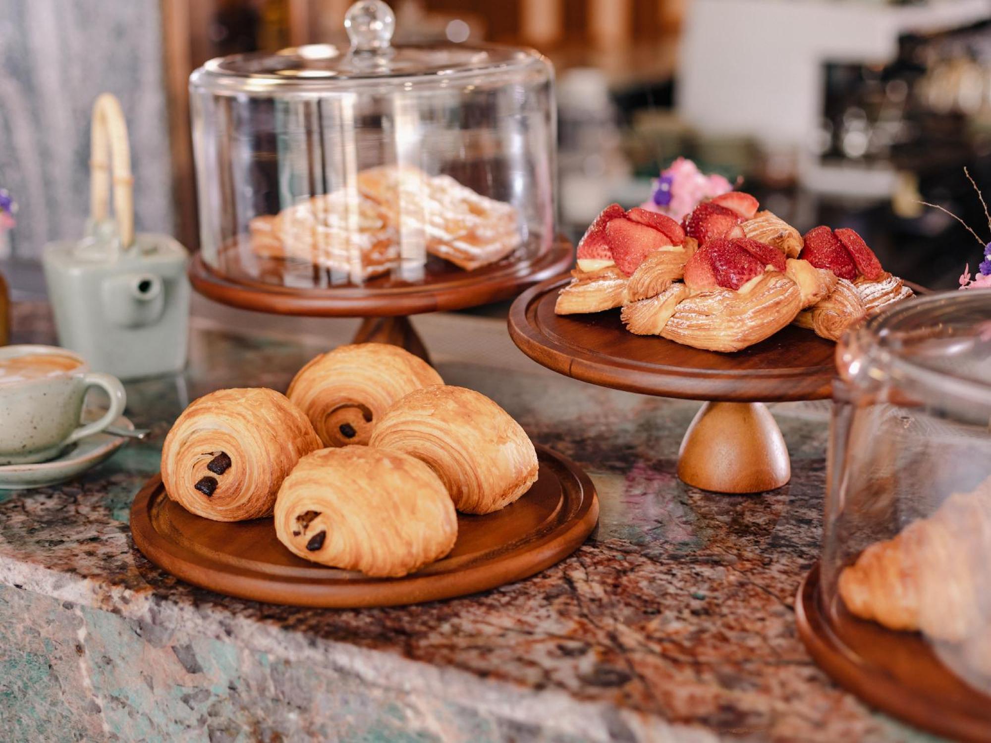 Nysa Hotel Bangkok Sukhumvit 11 Экстерьер фото Pastries at a café