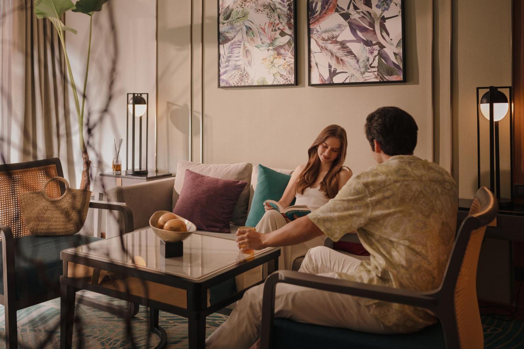 Nysa Hotel Bangkok Sukhumvit 11 Экстерьер фото A couple at the hotel
