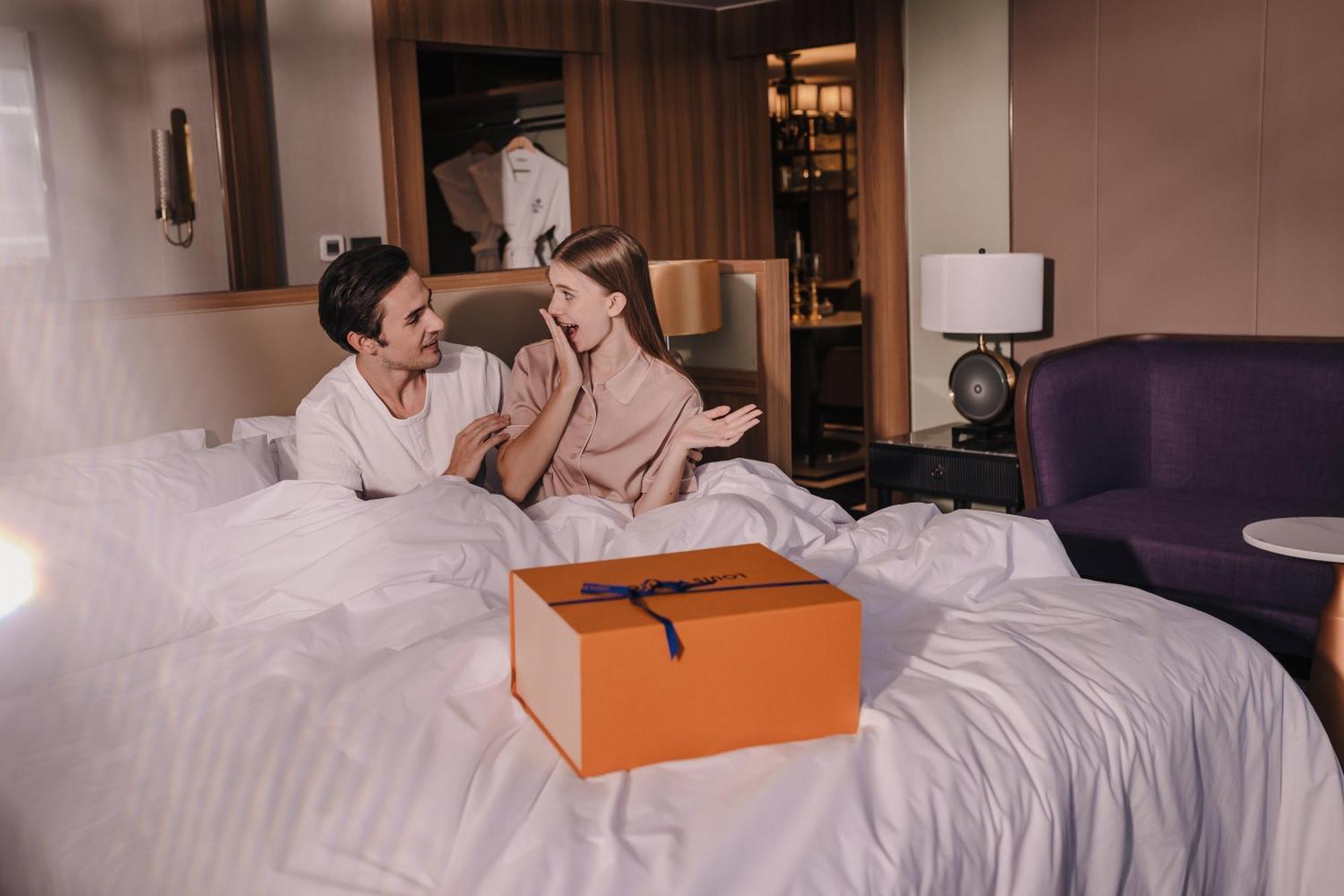 Nysa Hotel Bangkok Sukhumvit 11 Экстерьер фото A couple opening a present
