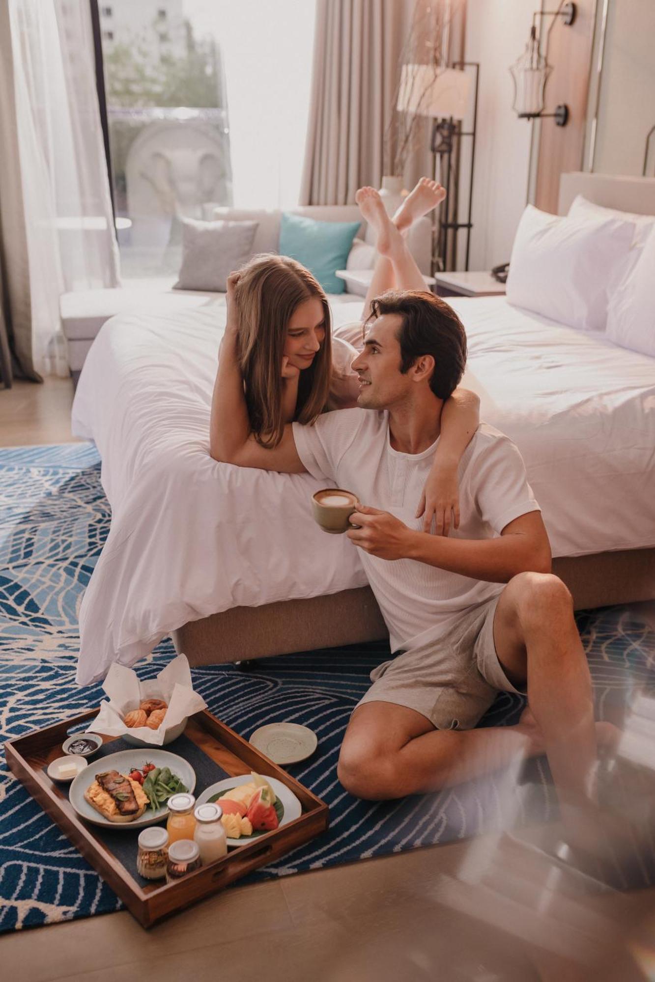 Nysa Hotel Bangkok Sukhumvit 11 Экстерьер фото Romantic couple in a hotel room