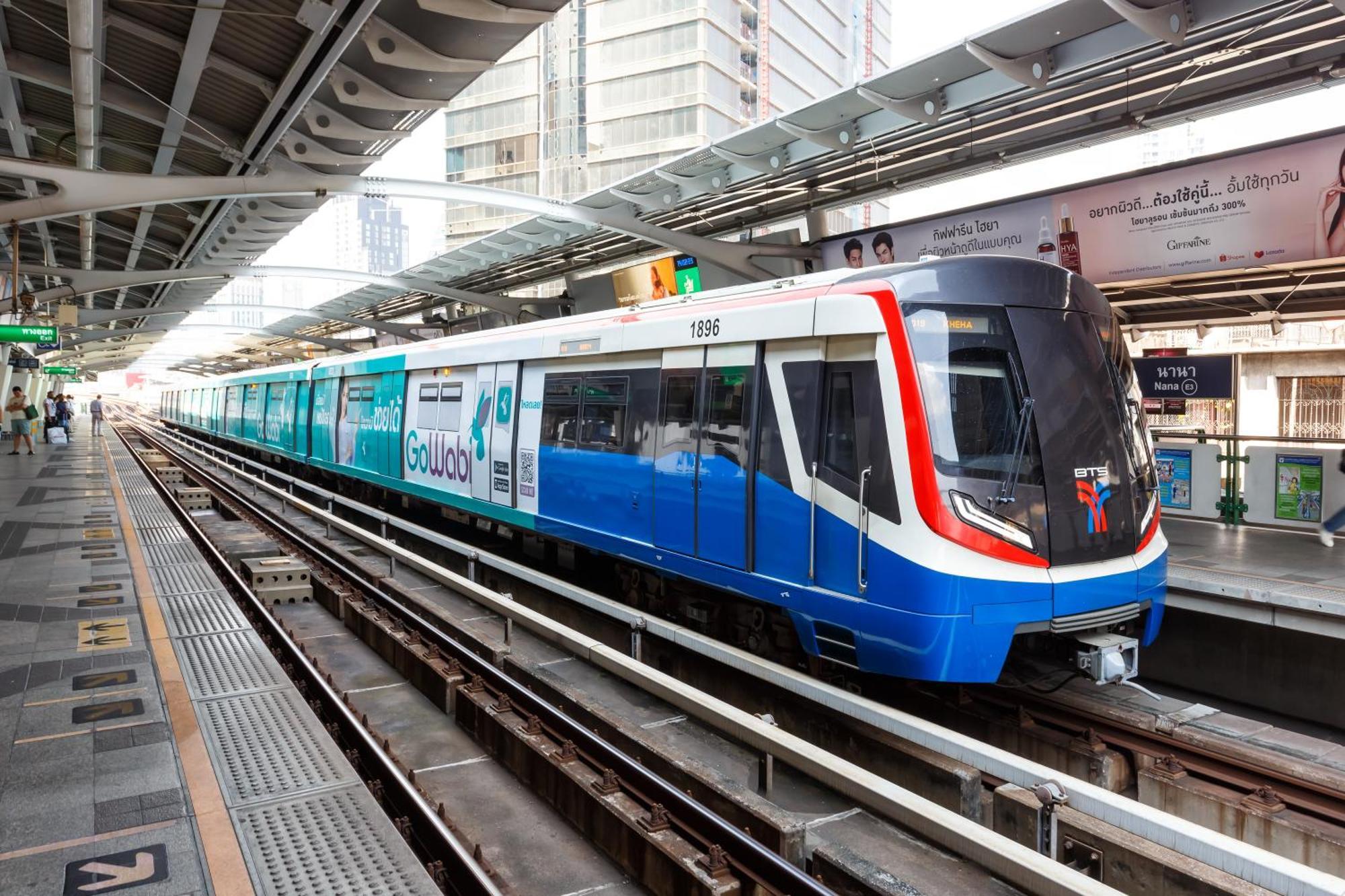 Nysa Hotel Bangkok Sukhumvit 11 Экстерьер фото A Blue Line train at Huai Khrai