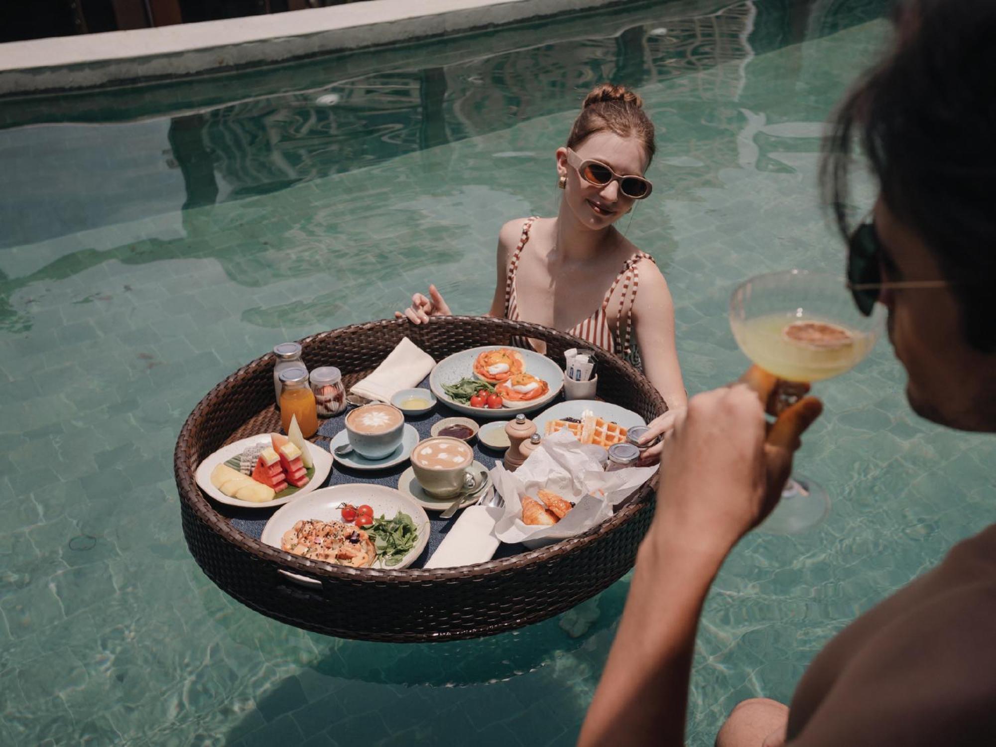 Nysa Hotel Bangkok Sukhumvit 11 Экстерьер фото Floating breakfast at Alila Villas Uluwatu